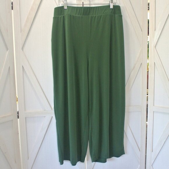 Torrid Crop Pull-On Wide Leg Studio Knit Mid-Rise Pant - Picture 3 of 6